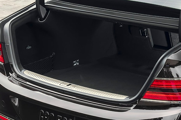 Image of the hands free smart power trunk in the 2021 Genesis G90