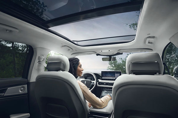 Panoramic vista roof in the 2021 Lincoln Nautilus