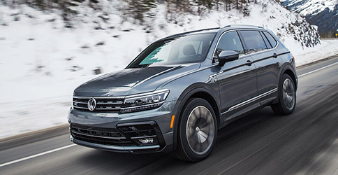 2021 Volkswagen Tiguan driving on snowy road