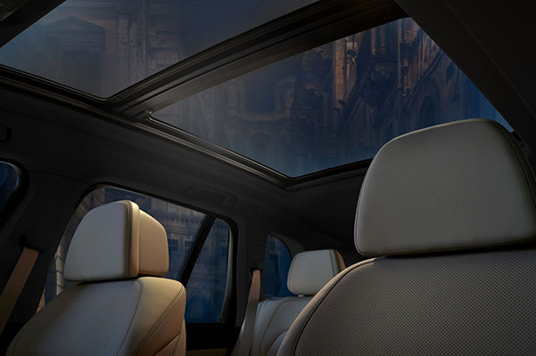 The enlarged Panoramic Moonroof bathes the interior of your BMW X5 in exterior light.