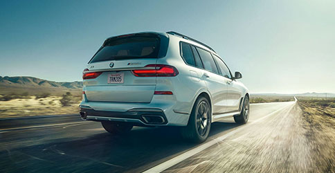 Classic BMW design, like the Hofmeister kink, is perfectly complemented by the M-engineered upgrades of the 2022 BMW X7 M50i.