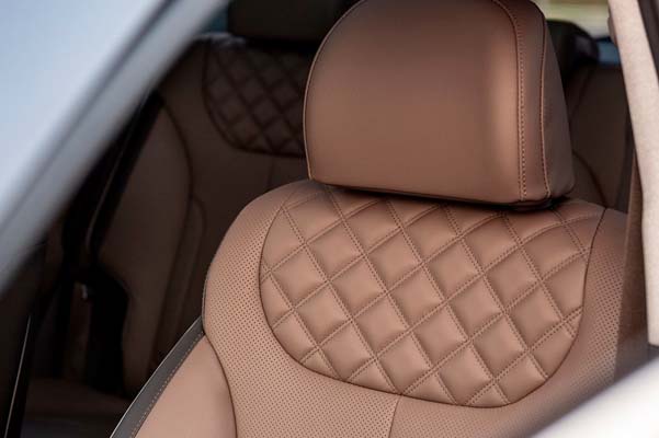 Leather-trimmed seats of the 2022 Santa Fe Hybrid