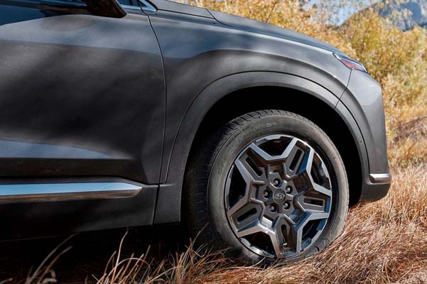 19 inch alloy wheels of the 2022 Santa Fe Hybrid