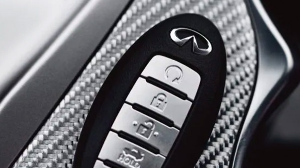 close up of INFINITI car keys
