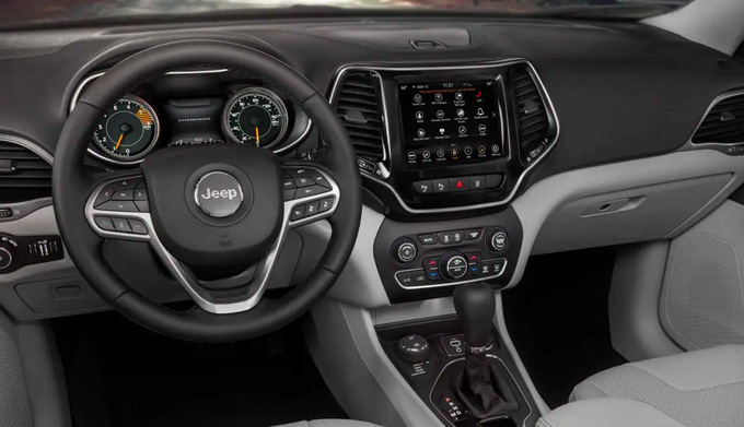 The dashboard and steering wheel in the 2022 Grand Jeep Cherokee