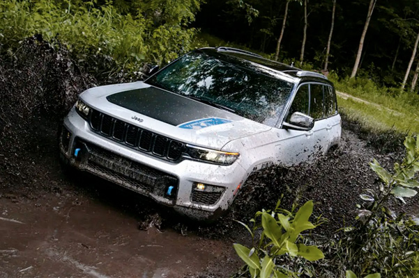 2022 Jeep Grand Cherokee L driving through the mud