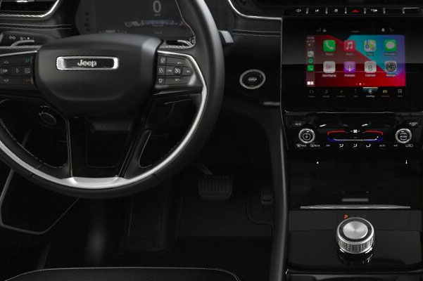 The interior of the 2022 Jeep Grand Cherokee dashboard