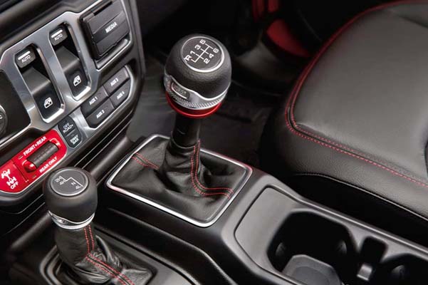 Gear shift of the 2022 Jeep Wrangler