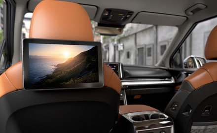 Dual-Screen Rear-Seat Entertainment with Device Mirroring