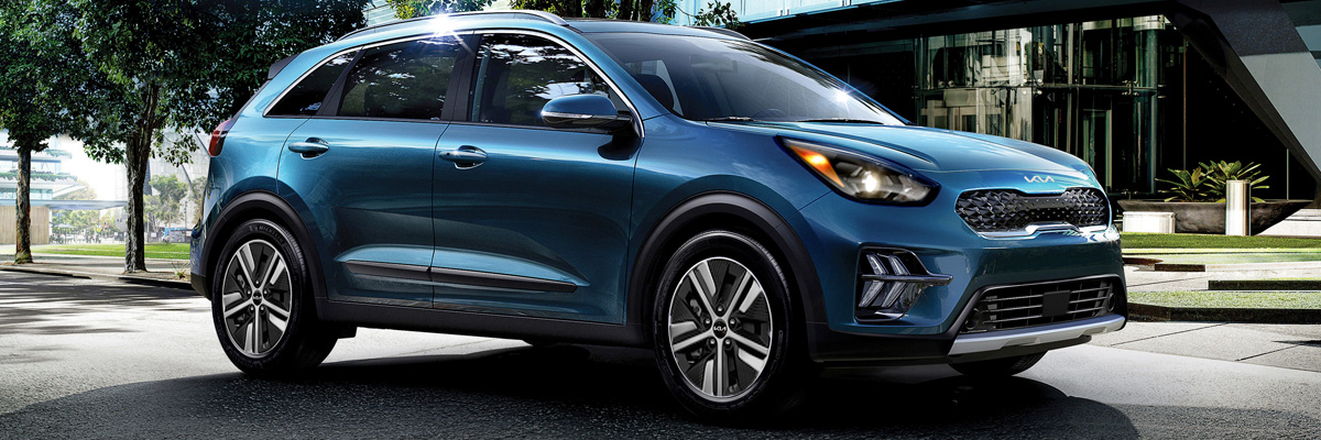 2022 Kia Niro Plug-In Hybrid Parked In Front Of A Building Three-Quarter View
