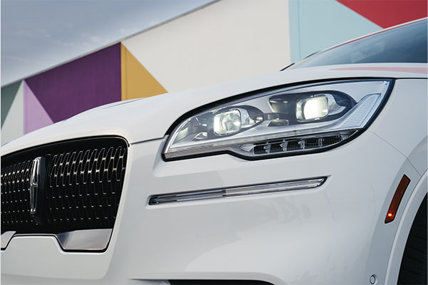 Gloss-black front grille on the 2022 Lincoln Aviator Jet Appearance Package