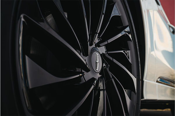 Gloss-black 22-inch wheels on the 2022 Lincoln Aviator Jet Appearance Package