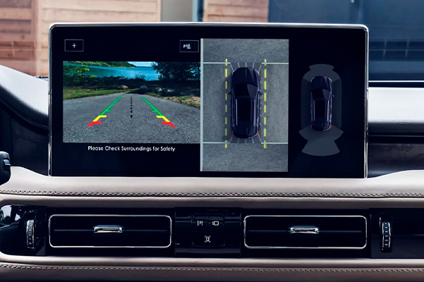 The center touchscreen displays the surrounding area of a 2022 Lincoln Nautilus captured by the 360 degree camera