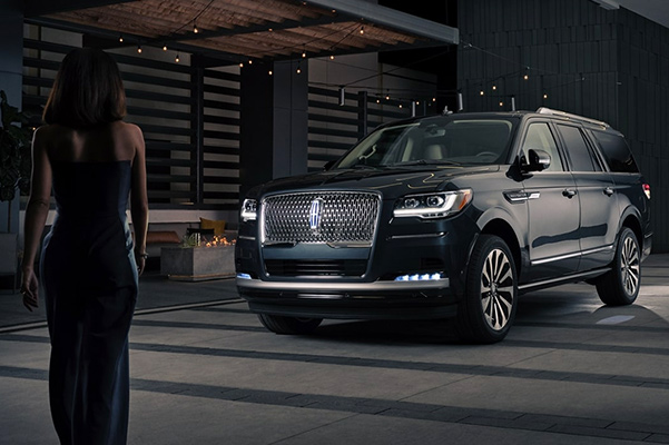2022 Lincoln Navigator parked outside at night