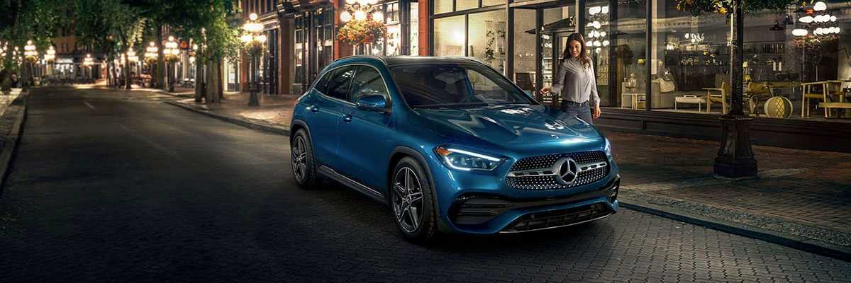 Display GLA 250 in Denim Blue with 19-inch AMG twin 5-spoke wheels