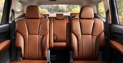 A slideshow showing the 7-passenger and 8-passenger configurations of the Subaru Ascent.