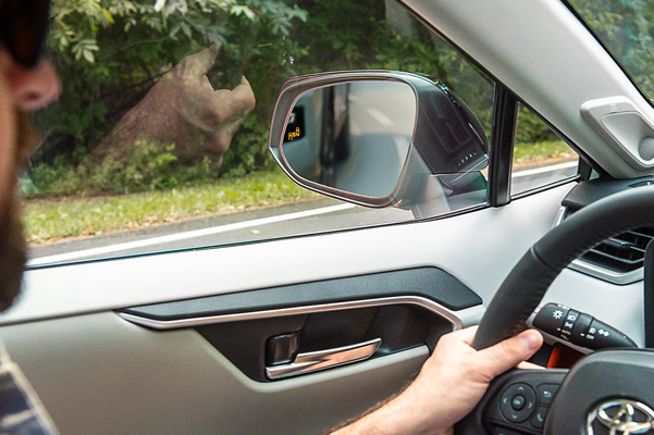 Showing blind spot side mirror assistance capabilities