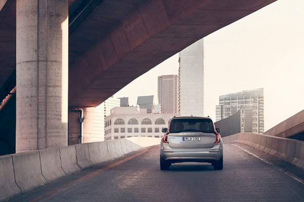 The back of the 2022 Volvo XC90 Recharge driving away on a bridge in the city