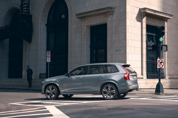 The 2022 Volvo XC90 Recharge driving through the city streets