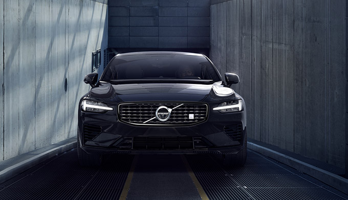 2022 Volvo S60 front view in an alley