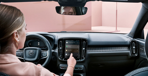 Interior and center console of the 2022 Volvo XC40 Recharge seen from rear seat