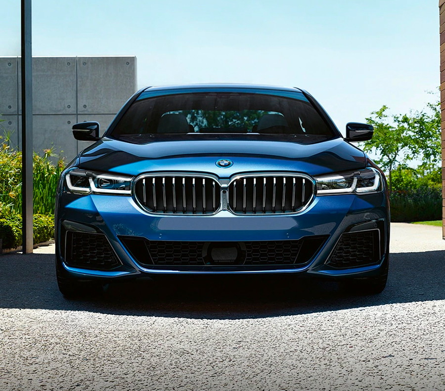 From the design of the kidney grille to the sporty front bumper available with the optional M Sport Package, the 5 Sedan exudes energy and attitude from every angle.