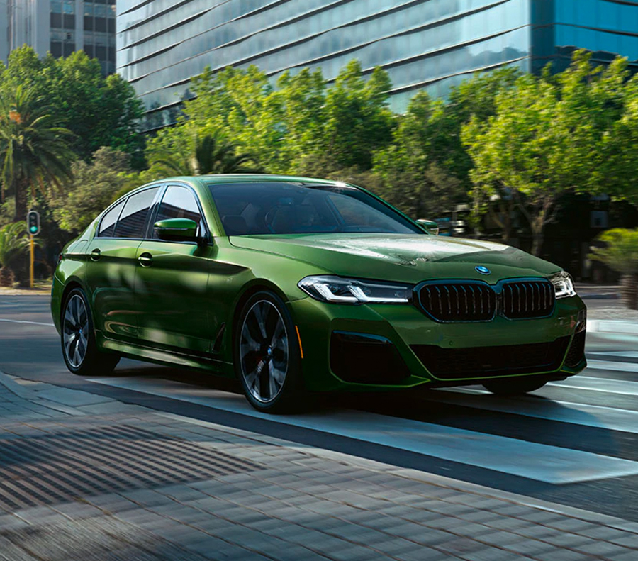 The M550i xDrive full-size sedan makes an authoritative appearance wherever it goes – especially in a striking paint finish like the BMW Individual Verde Ermes.