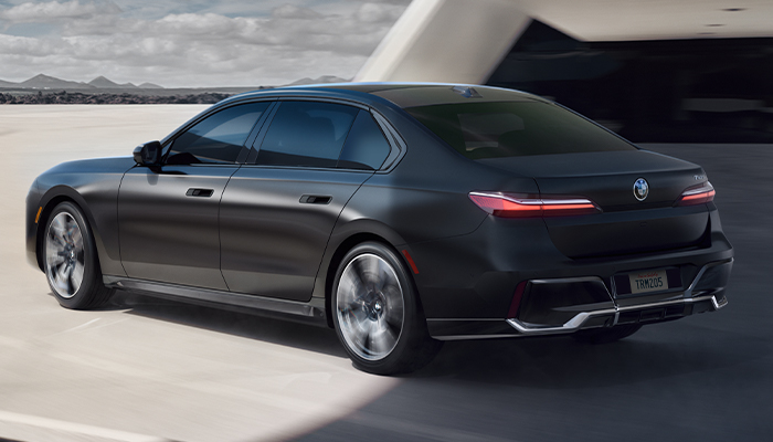 With the optional Driving Assistance Professional Package, you'll have complete confidence on the road – no matter where you take the 7 Series Sedan.