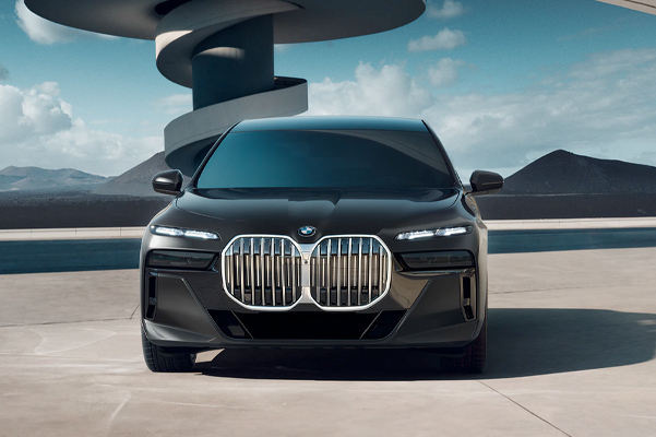Front view of the 2023 BMW 7 Series