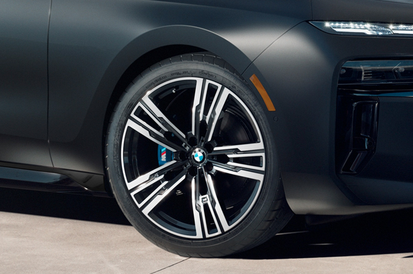 Close up of the new wheel design on the 2023 BMW 7 Series