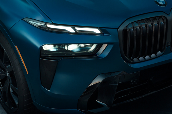 Front grille and headlights of the 2023 BMW X7