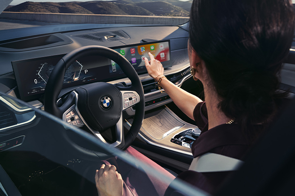 Steering wheel and Apple CarPlay in the 2023 BMW X7
