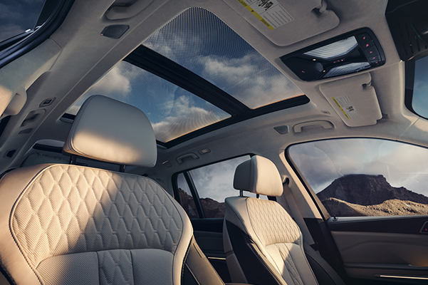 Sunroof and front seats in the 2023 BMW X7