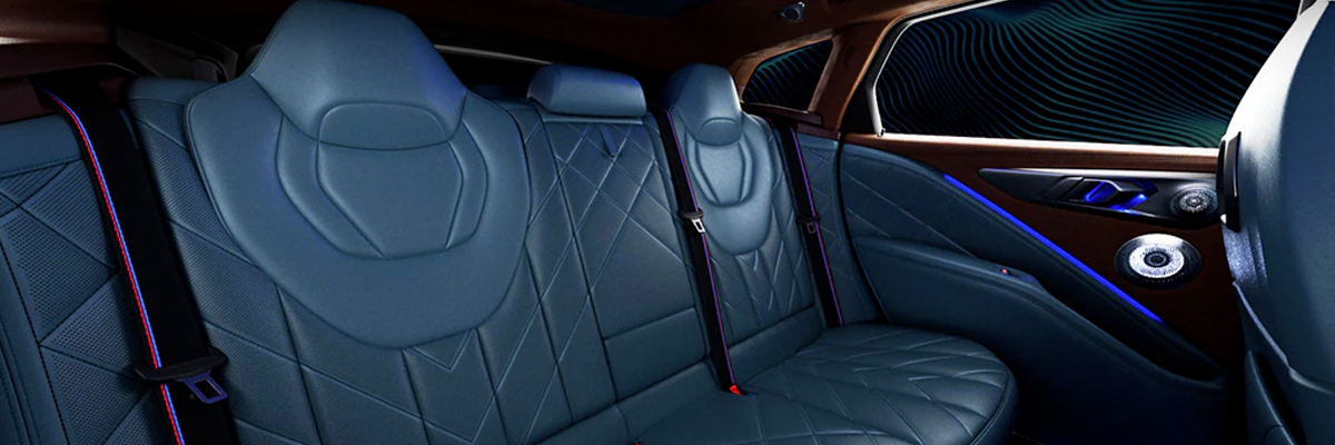 Detail of M Rear Lounge with seats clad in M Merino Leather