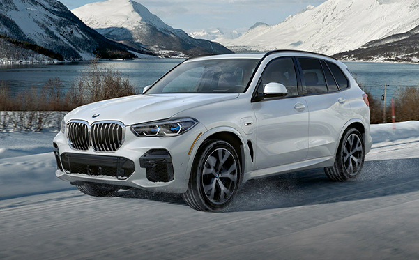 The X5 includes BMW xDrive (standard for the X5 xDrive40i, X5 xDrive45e, and X5 M50i), BMW’s intelligent all-wheel drive – an advanced system that gives you superior traction and handling in all conditions.