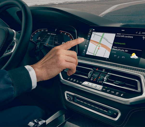The standard 12.3 inch screen of the Central Information Display is a perfect viewport for the advanced iDrive 7 Operating System and is equipped with standard gesture control.