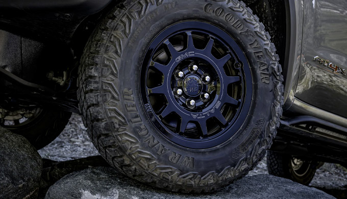 Close up of the wheel on the 2023 GMC Sierra 1500