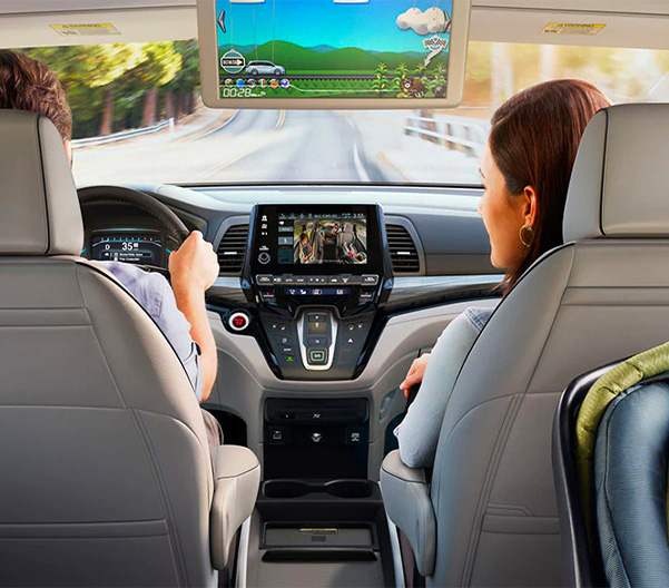 The 10.2-inch screen of the Advanced Rear Entertainment System gives rear passengers a theater experience on the go. The system also supports an accessibility function for individuals with disabilities.