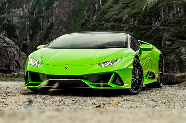 Front 3/4 shot of Lamborghini Huracán EVO
