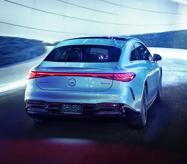 EQS 580 4MATIC Premium Trim in MANUFAKTUR Diamond White