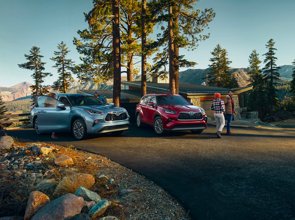  Left to right: Platinum AWD shown in Moon Dust; Hybrid Platinum AWD shown in Ruby Flare Pearl. Prototypes shown with options.