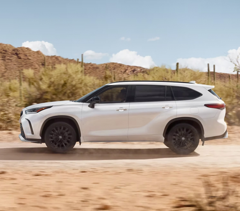 Side view of the 2023 Toyota Highlander racing across the desert.