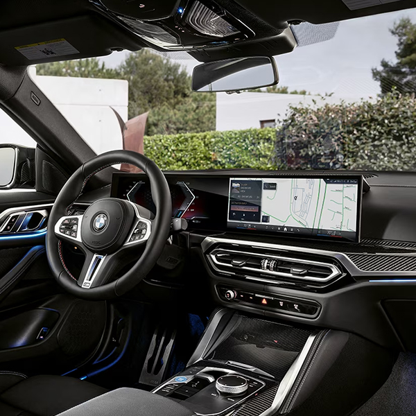 Cabin view of the BMW i4 Gran Coupe featuring the BMW Curved Display
