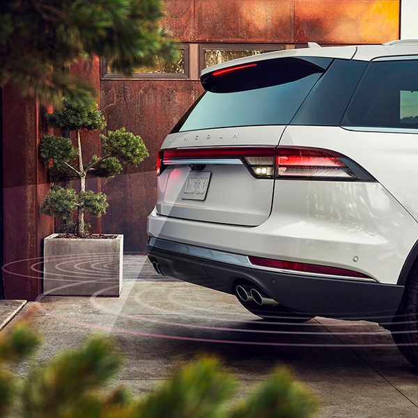 A 2024 Lincoln Aviator® is shown as it is backing up close to a garage door