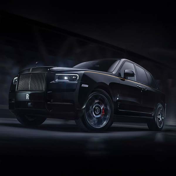 3/4 exterior front view of the Rolls-Royce Black Badge Cullinan motor car.