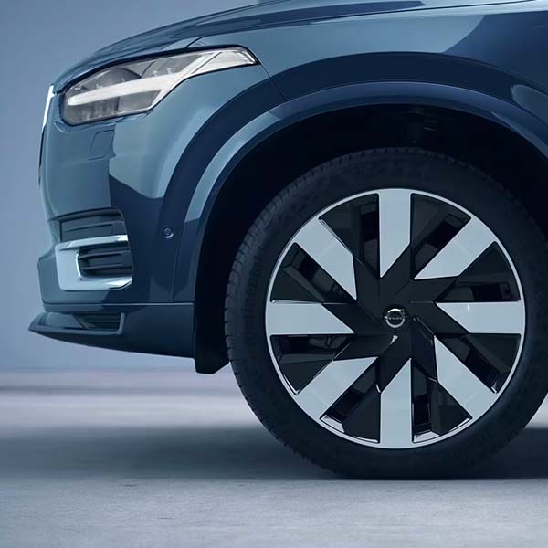 Detail shot of the front wheel of a 2024 Volvo XC90 Recharge.