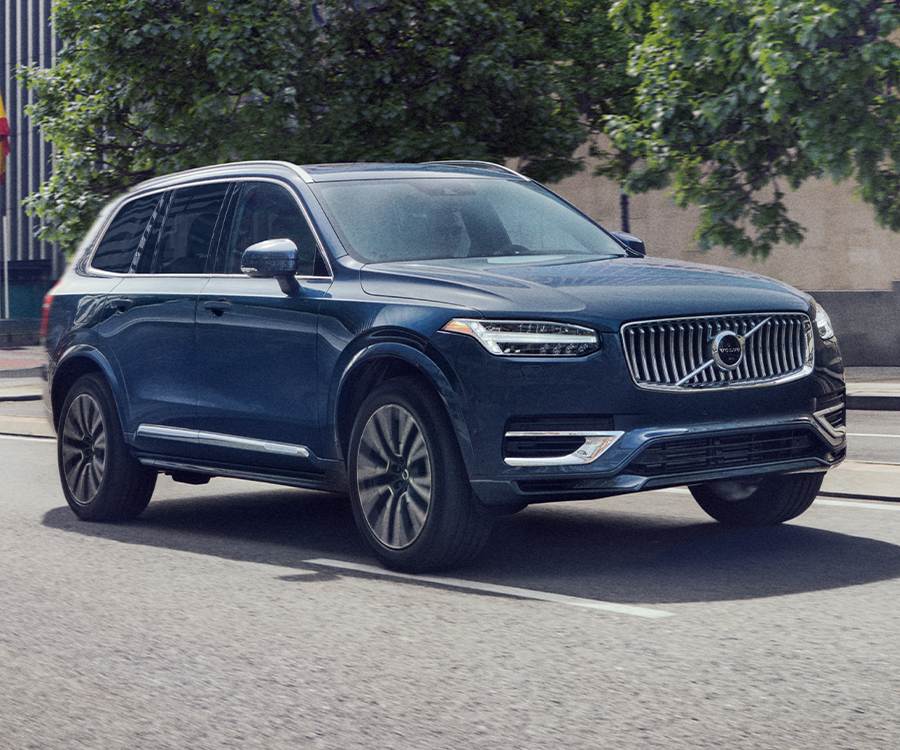 Side 3/4 exterior shot of 2024 Volvo XC90