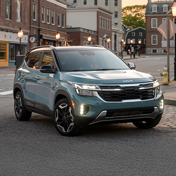 Front 3/4 shot of the 2025 Kia Seltos turning onto street