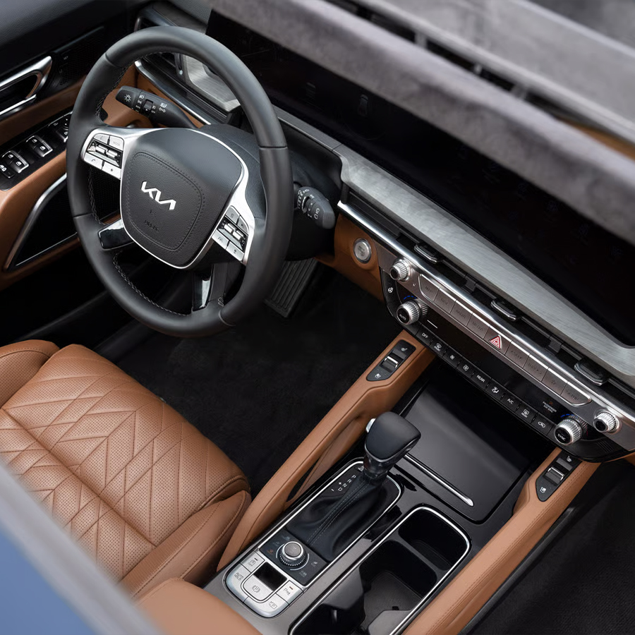 2025 Kia Telluride, bird's-eye view of the driver cockpit through the open sunroof