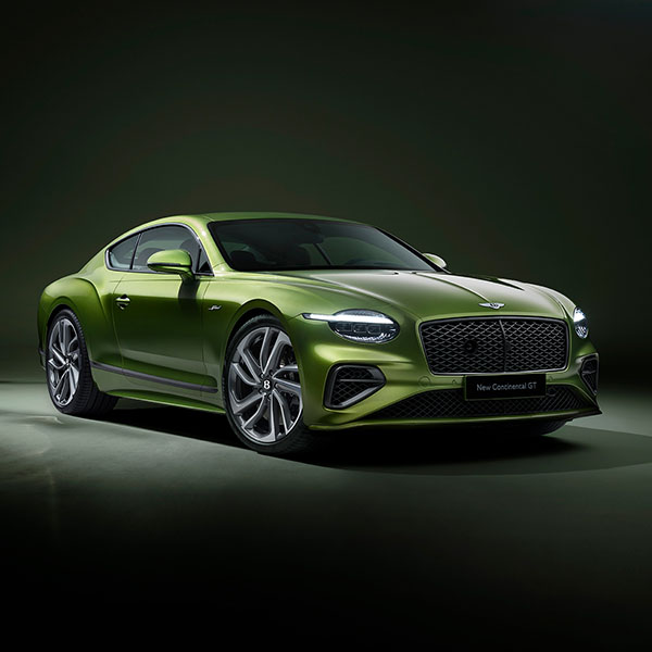 Front three quarter of the new hybrid Continental GT Speed in Tourmaline Green with Blackline Specification and 21 inch directional and diamond cut Speed wheels